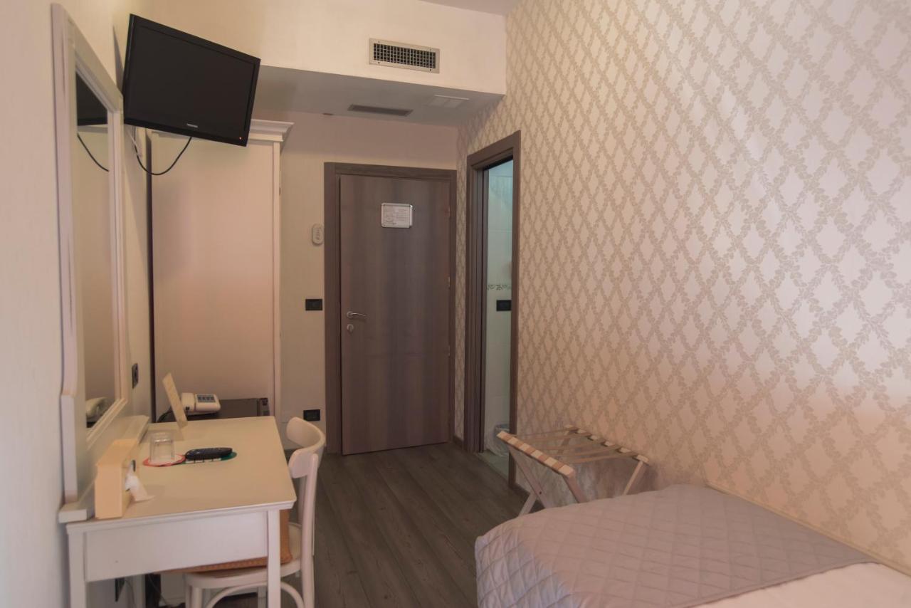 אלבניה Hotel Marisa מראה חיצוני תמונה
